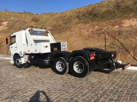 Guincho pesado com equipamento de reboque traseiro