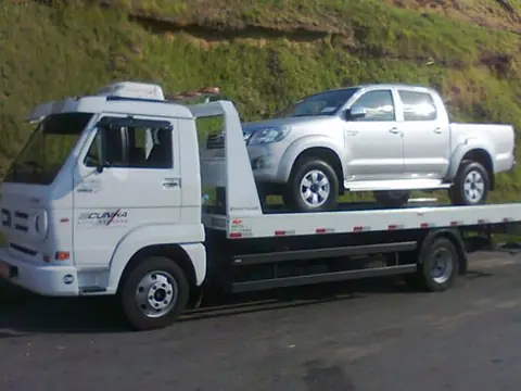 Picape transportada em guincho plataforma