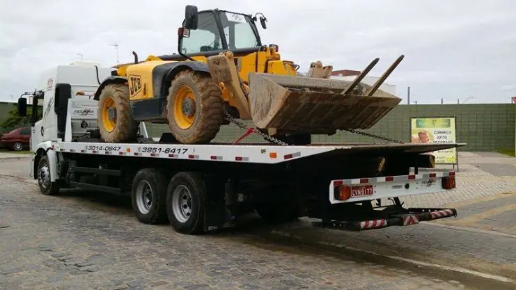 Pá carregadeira transportada em guincho prancha da CAS Guincho