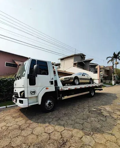Guincho plataforma da CAS Guincho transportando carro clássico em condomínio de Jacareí